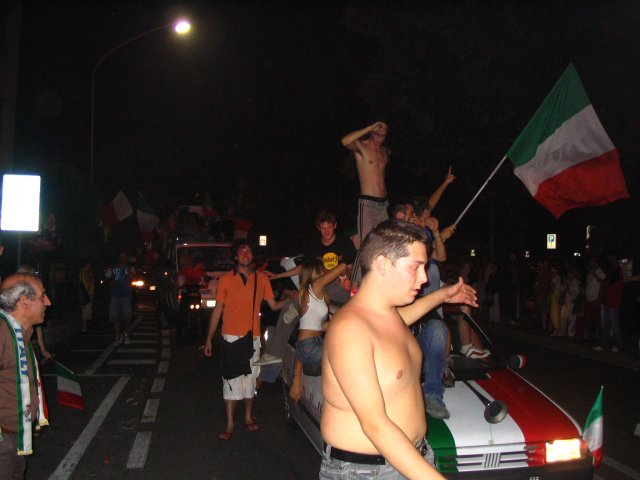 COME FESTEGGIAVAMO L\'ITALIA CAMPIONE DEL MONDO IL 10 LUGLIO 2006 A LAVENO MOMBELLO
